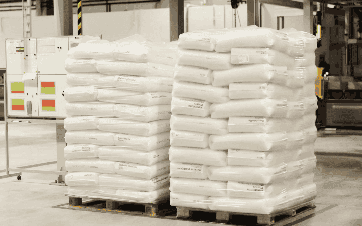 Sacs de matières plastiques dans un entrepôt de Palladio Plast