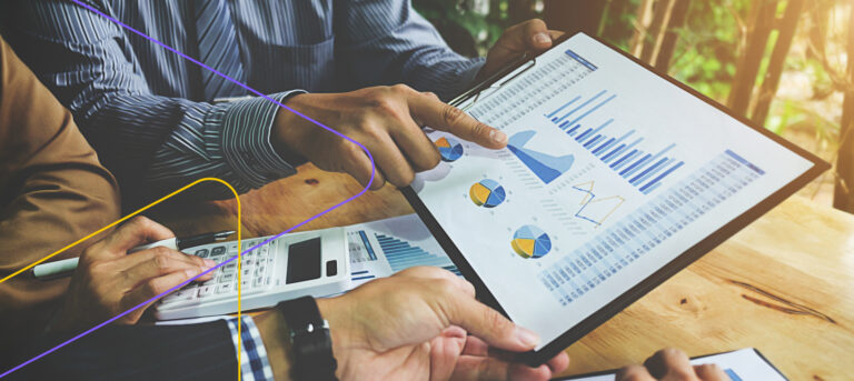 Investisseurs utilisant des tableaux de bord